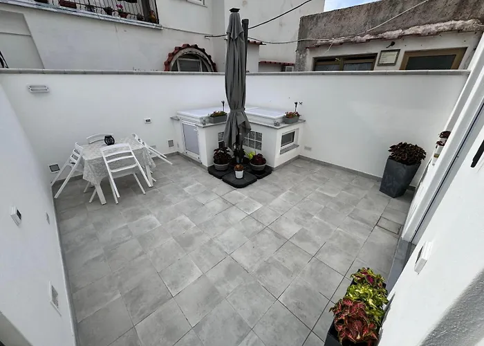 Sweet Home, * אנה קאפרי